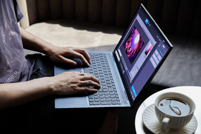 年轻人都在“搞副业” 做自媒体真的香吗？