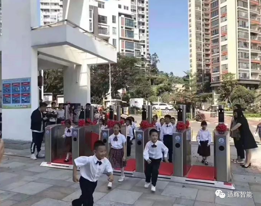 CViTec人行通道速通摆门测温通道应用于小学门口 CViTec人行通道速通摆门测温通道应用于小学门口