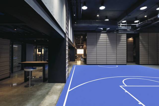 为了丰富员工的工作生活,地下室一部分利用充足的层高做成了篮球场
