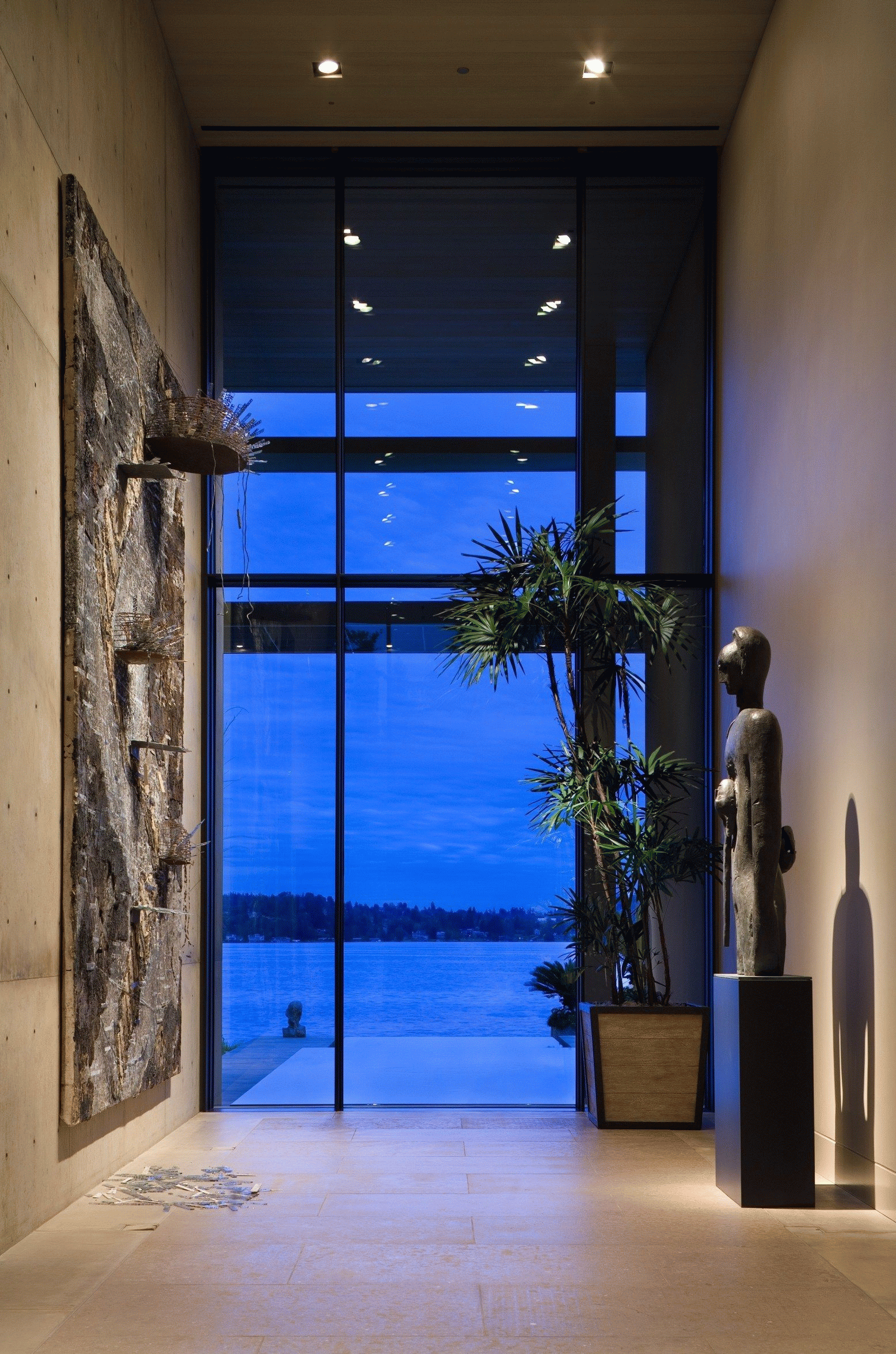 大尺度的空间格局 不仅有利于艺术品的展示 同时将自然景色引入室内