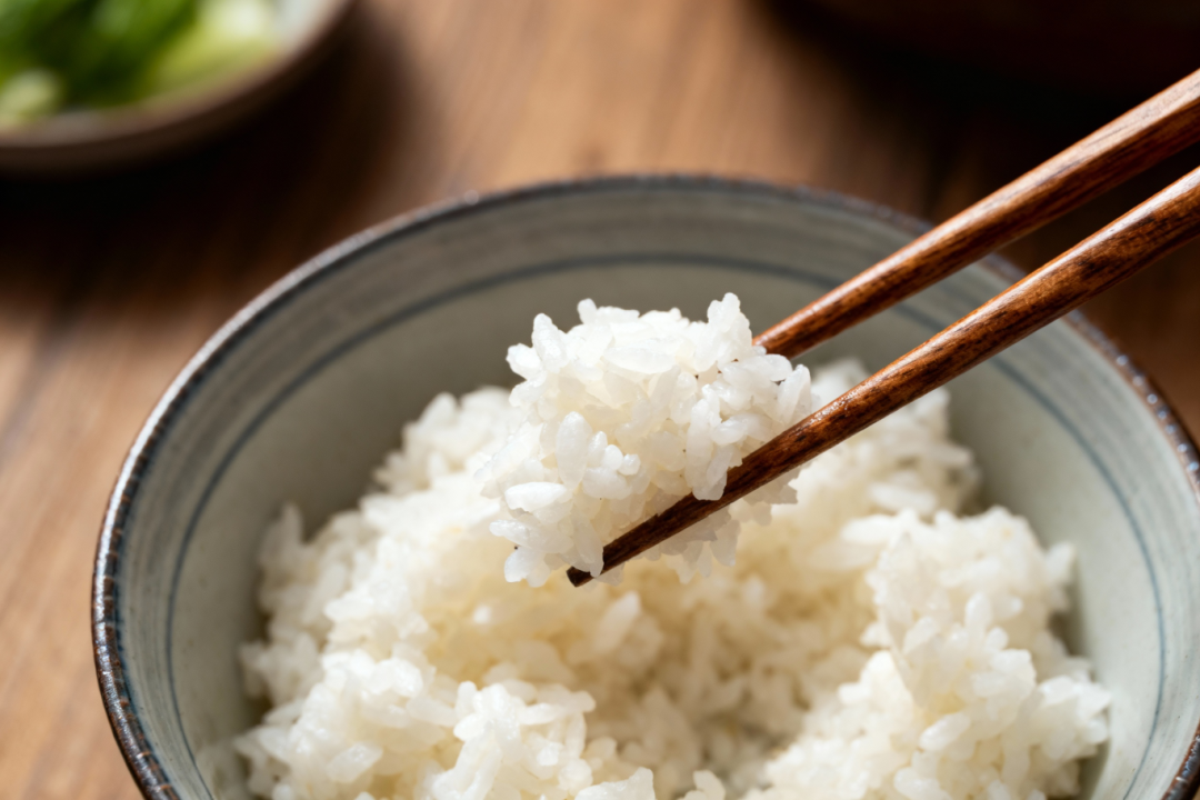 jimeng-2025-12-31-8366-真实照片，一碗米饭，筷子夹起米饭.png