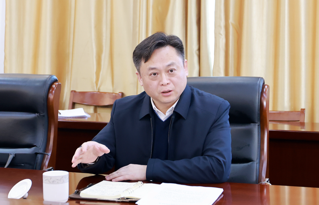 申强一行实地踏勘了十圩港全线,详细了解十圩港整治项目具体情况,并对