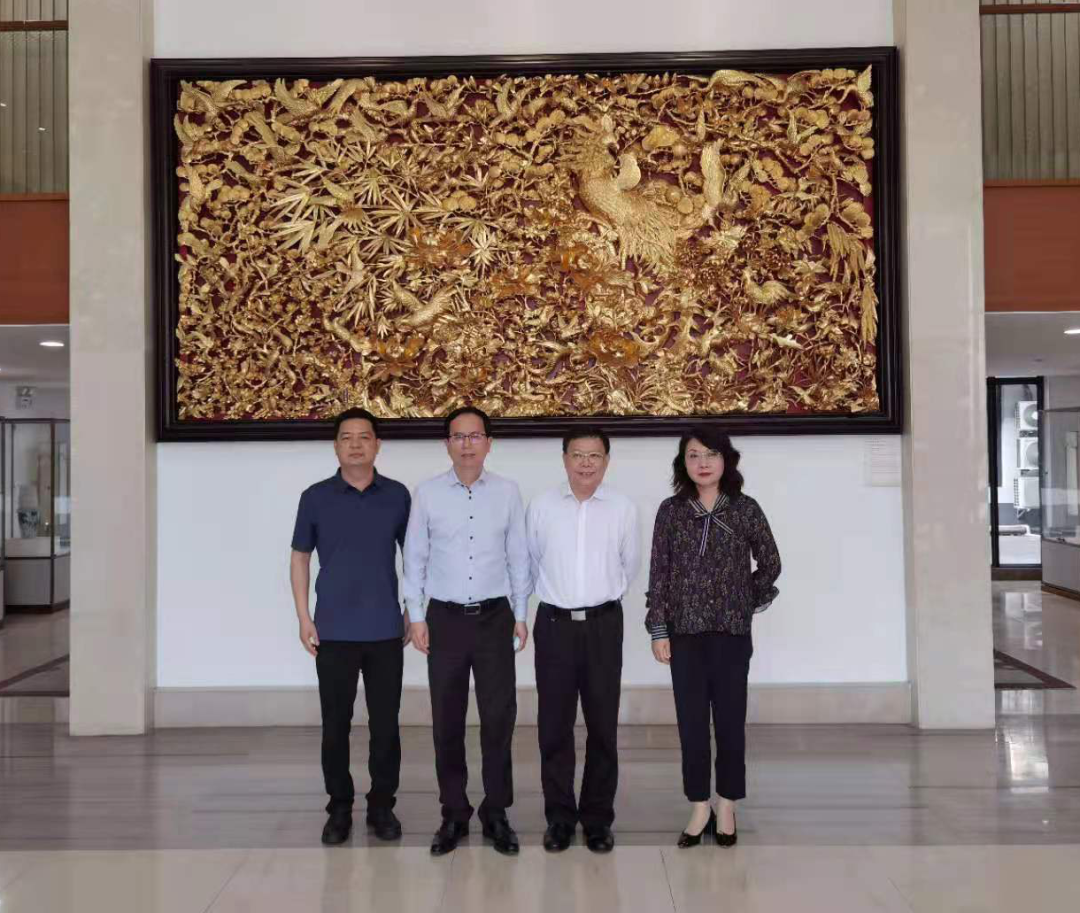 赵坤一行先后参观了广东省工艺美术珍品馆和工美港园区,随后在集团