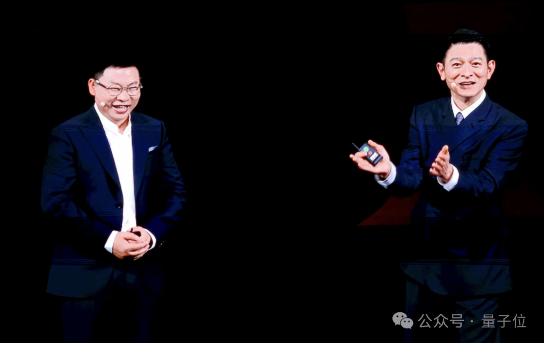 不藏了！华为麒麟9020芯片高调加持，三折叠只卖1万8 | 量子位