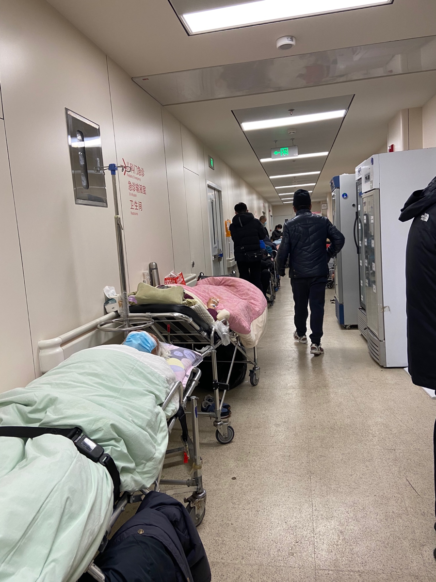 中国最知名呼吸科医院的急救室一夜 输液室挤满人