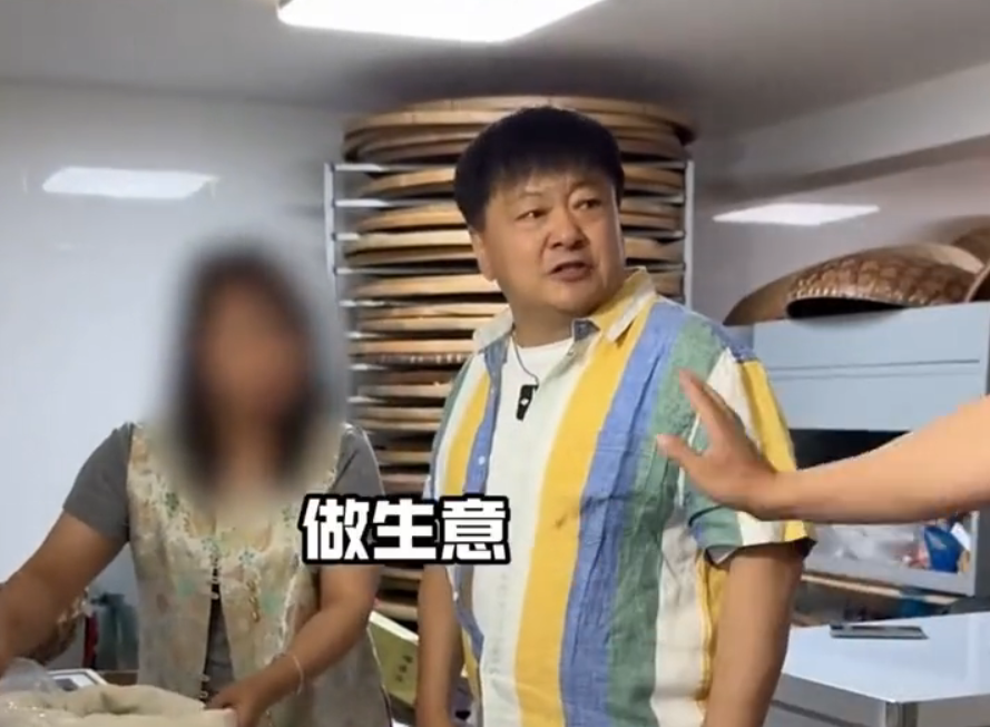 洪剑涛杭州龙井村喝茶遇高价乱象，曝店员态度恶劣、茶水标价100元/杯