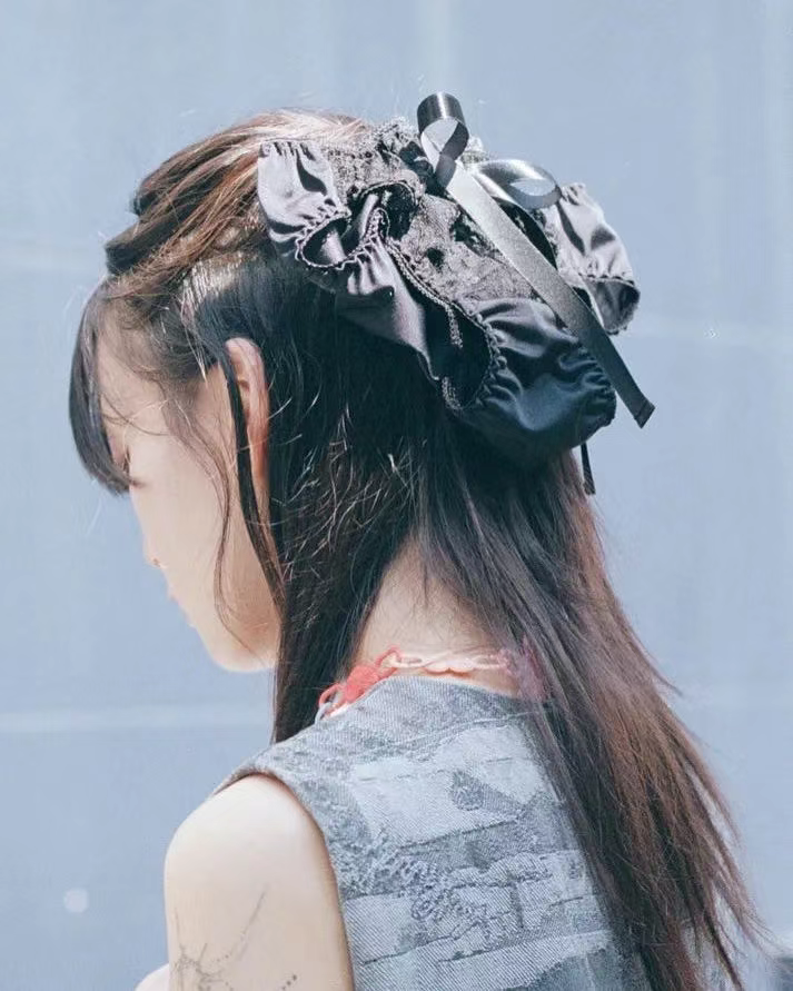 日本品牌“内裤发卡”太炸裂，比巴黎世家“内裤裙”还抽象！