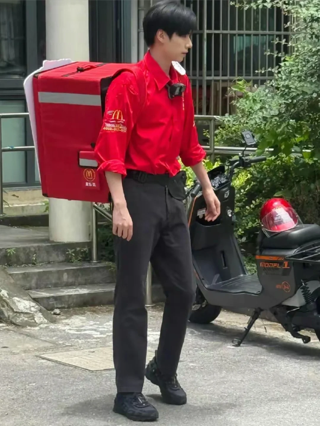 昔日是顶流明星，今送外卖？
