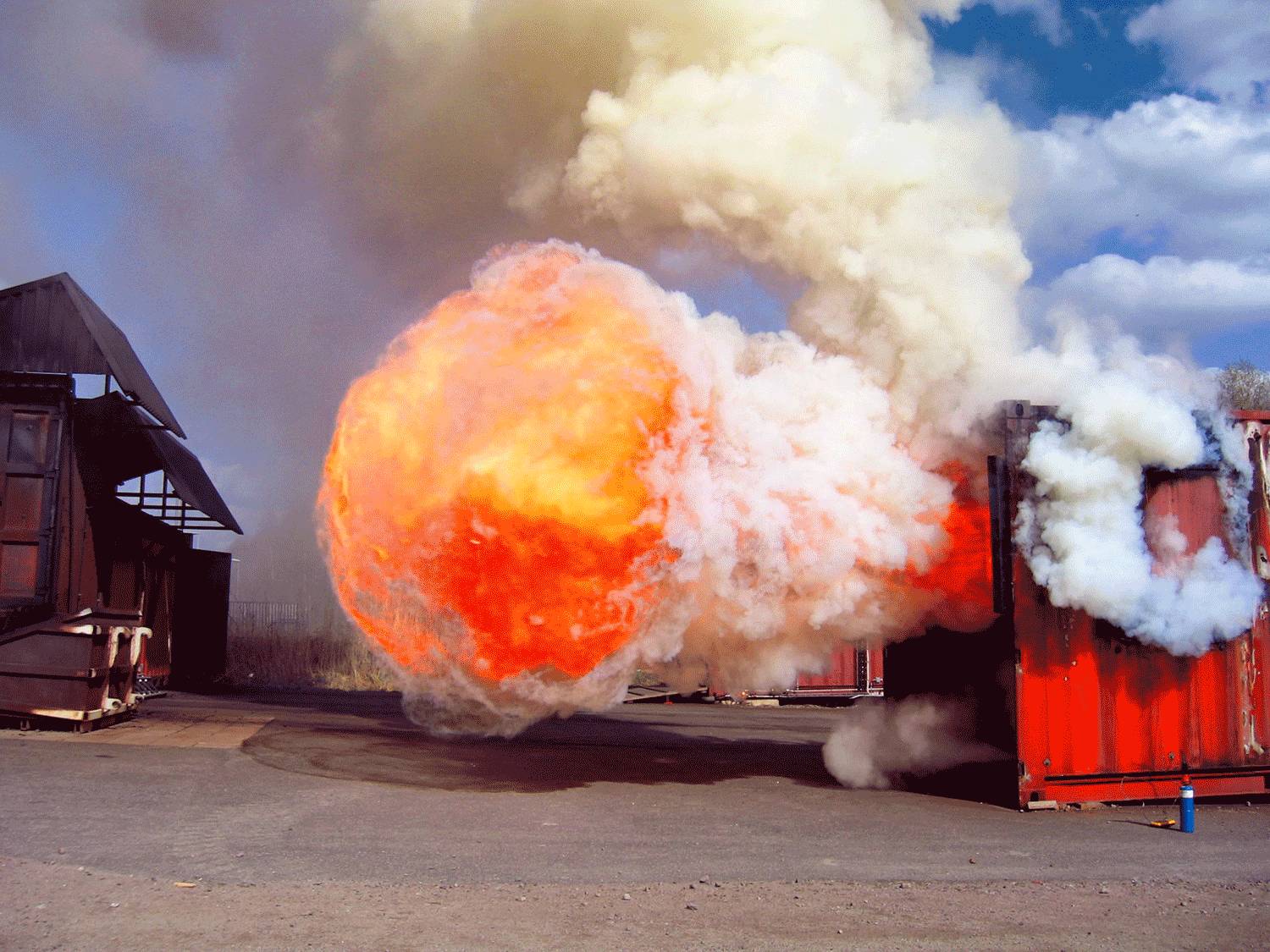 又如"回燃"(或称"复燃")现象,是指在密闭空间里由于缺氧,火势看起来不