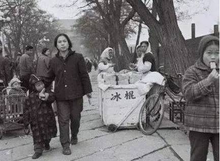 那个年代,因为生活水平条件有限,我们能吃到的冰棍也是有限的,稀少的