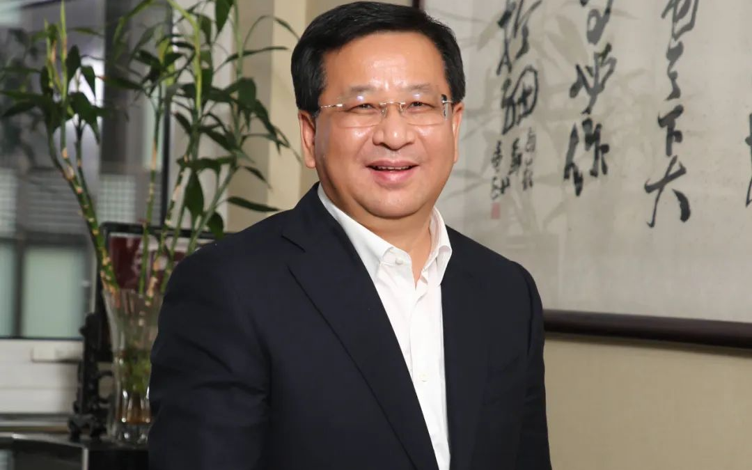 戴和根:中海集团董事长颜建国出生于1966年,1989年毕业于重庆建筑工程