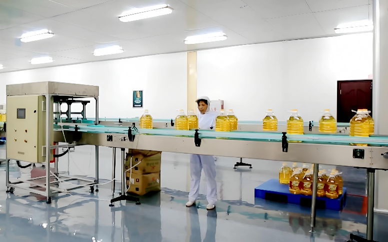 在福建沈郎油茶股份有限公司油茶生产车间里，工作人员正在全电自动化流水线上作业 谢章辉.jpg