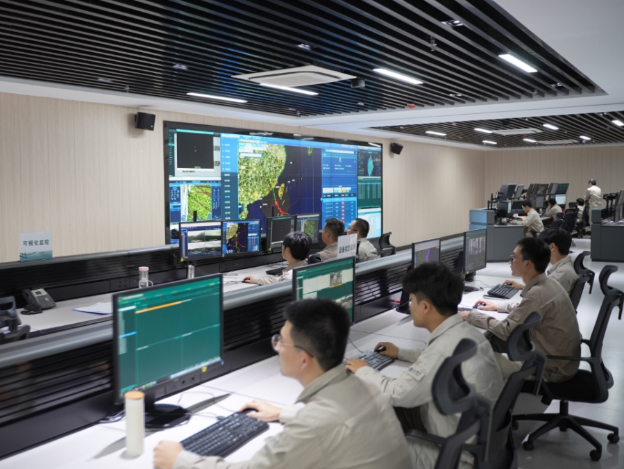 国网福建电力技术人员在电网监控中心开展台风监测预警。项胤兴 摄.jpg