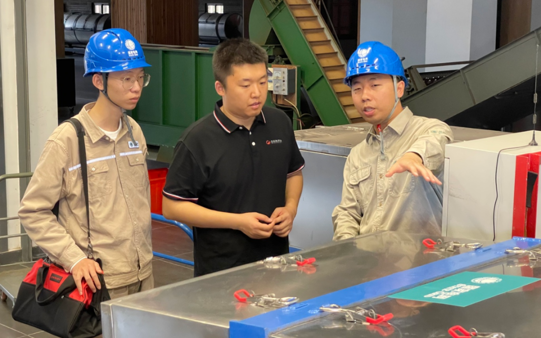 8月14日，国网武夷山供电公司“电特派”团队成员走进茶企，了解类炭焙制茶机使用情况。（张显凤）.jpg