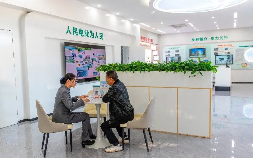 国网龙岩供电公司营业厅人员向企业介绍“碳金融”服务。（袁鸿梅）.jpg