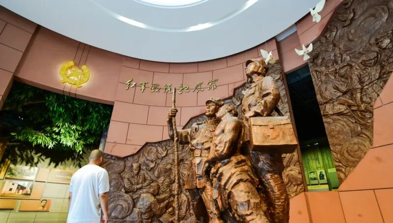 游客在习水青杠坡村红军医院纪念馆参观。罗星汉 摄（影像贵州）_a.jpg