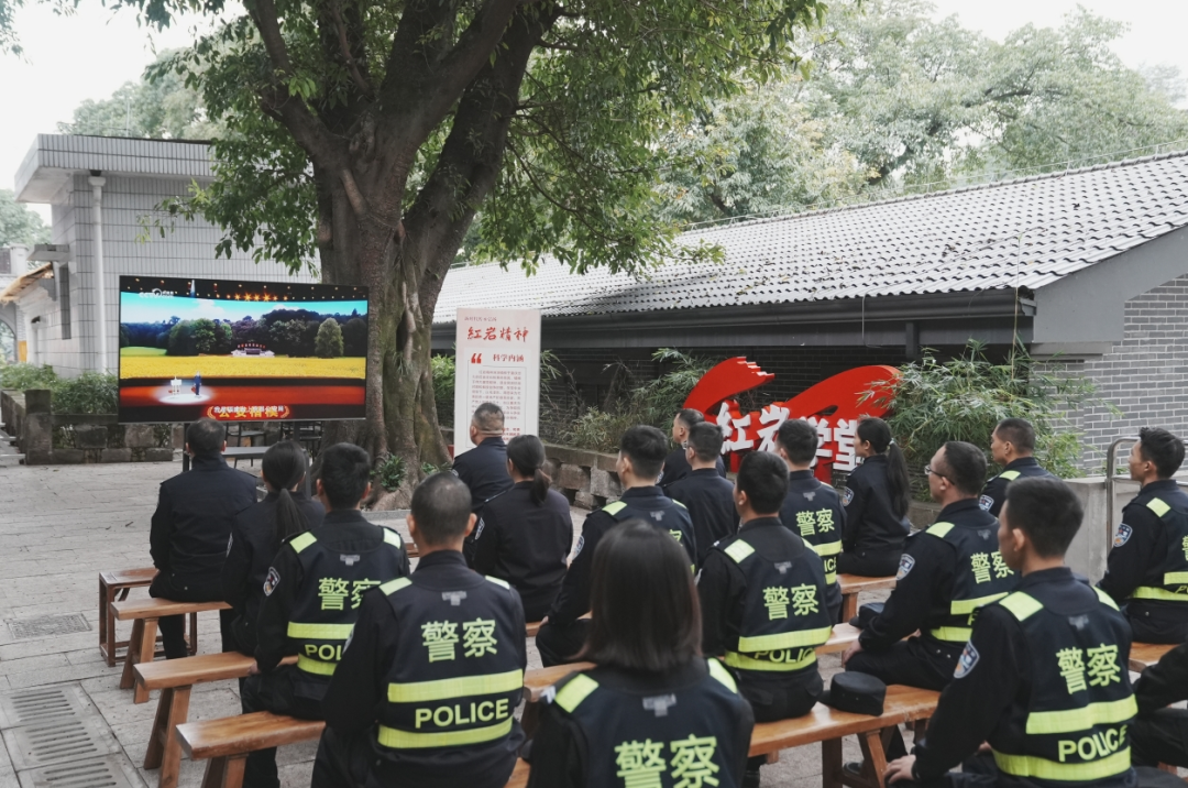 人民公安從這里走來 | 全國“公安楷?！卑l(fā)布廳特別節(jié)目在重慶公安機(jī)關(guān)引發(fā)熱烈反響