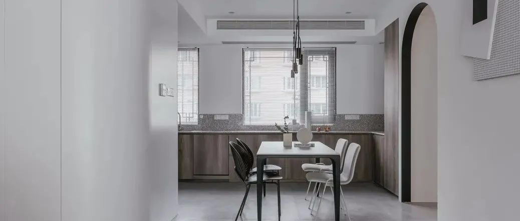 137㎡现代极简，圆弧形的墙角与门洞，简约洁白的时尚感