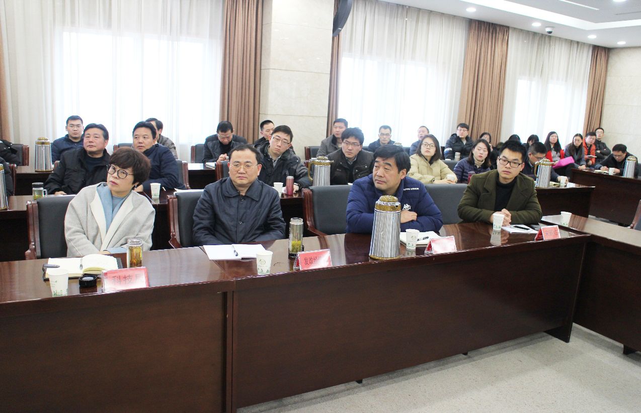 京口区财政局宋辉局长(图中右二)等相关政府部门领导出席交流活动京口