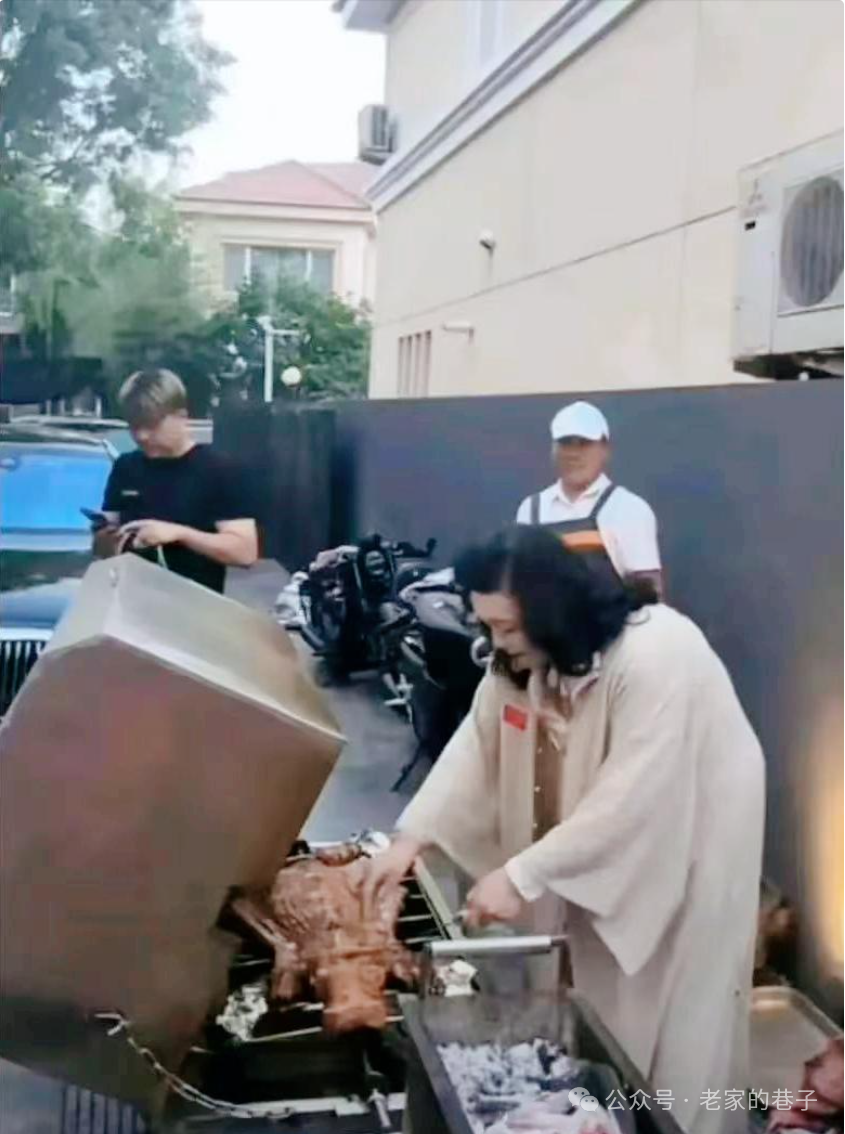 张兰汪小菲团聚共餐，气氛温馨