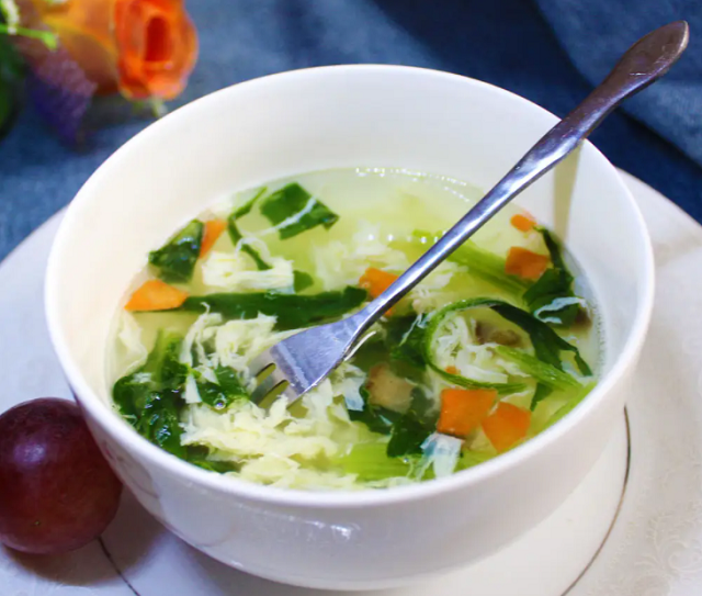 冬季养生食谱《菠菜蛋花汤》