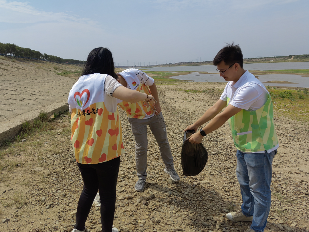 泾口乡开展清河净滩美丽泾口我塑造抚河河滩捡拾垃圾活动