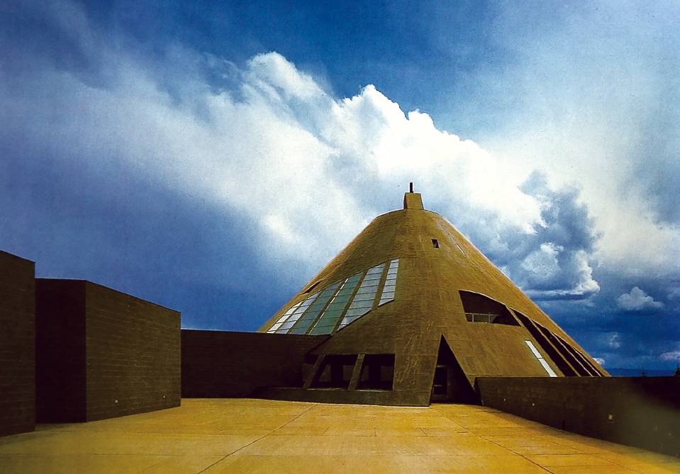 的另一个地域主义建筑作品是非常著名的美国遗产中心(如图13所示),这