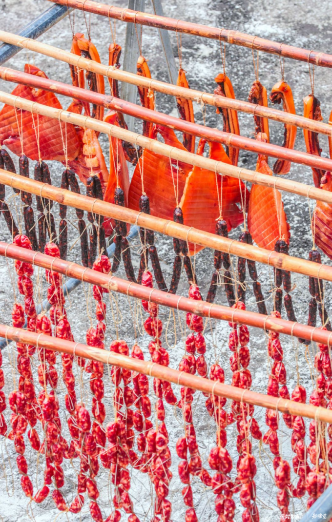 在秋风与暖阳中，腊味轻垂，铺展出烟火气满满的传统晾晒图景。图源：东莞发布 李淦斌 摄