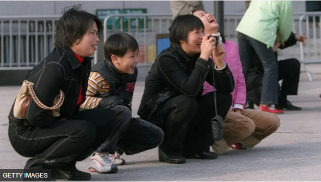 Asian Squat Health Benefits ： How to Relearn This Functional Movement