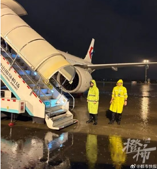 Singapore-Wenzhou Flight Hit by Severe Turbulence for Over an Hour Due to Typhoon