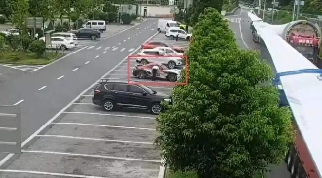 Teen Trapped in Locked Car for 2 Hours in 40°C Heat at Hunan Service Area