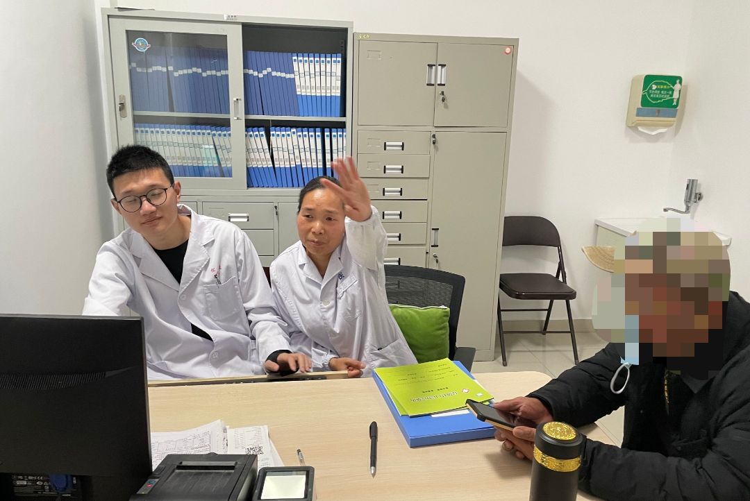 医院引流袋怎么操作“病号”给病号看病——县人民医院的这位医生身上挂着引流袋坐诊_https://www.jmylbn.com_新闻资讯_第4张