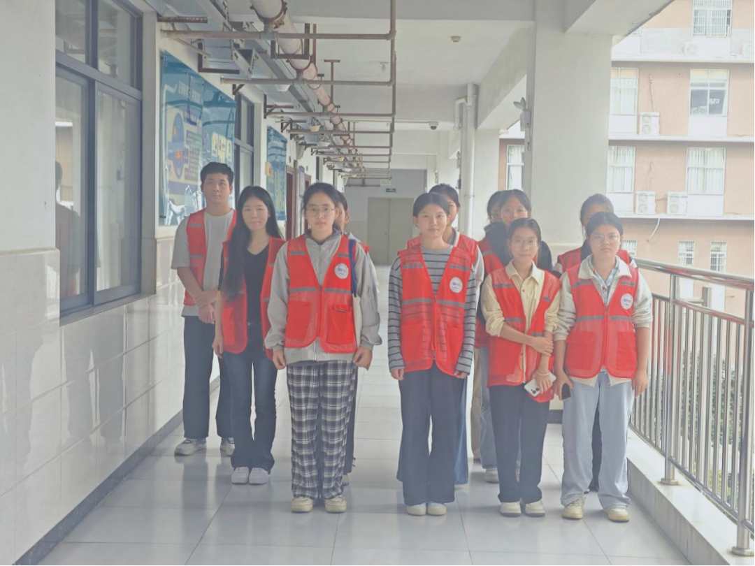 数智财经学院青年志愿者协会开展实训室校园清扫行动