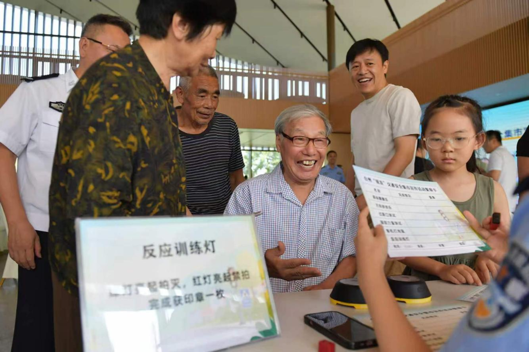 （图为原创短剧的主演参与“交通安全集市”活动）