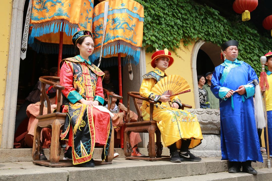 接驾第一天惠山古镇万人空巷