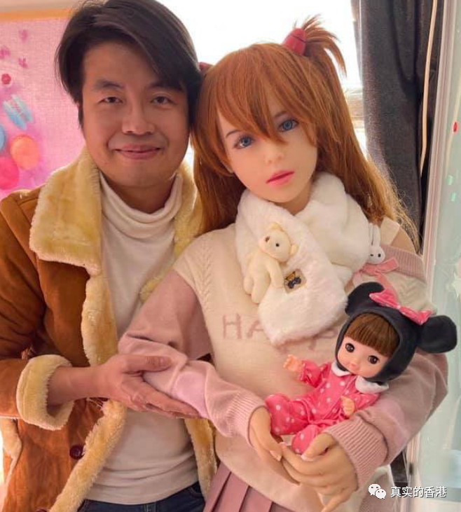 一位恋上明日香人形娃娃的香港男生，他竟然还“结婚”了！（组图） - 9