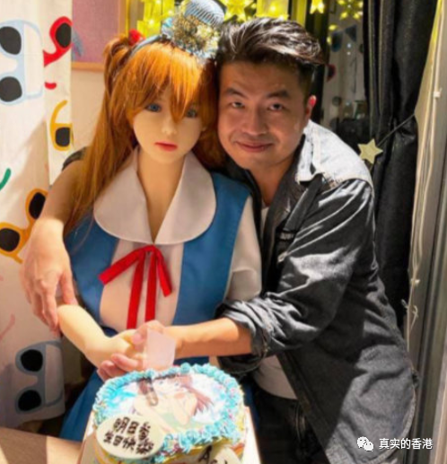 一位恋上明日香人形娃娃的香港男生，他竟然还“结婚”了！（组图） - 7
