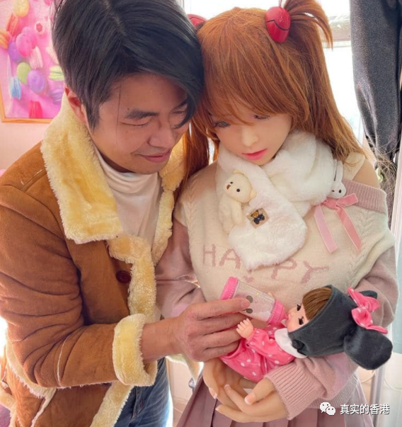 一位恋上明日香人形娃娃的香港男生，他竟然还“结婚”了！（组图） - 8