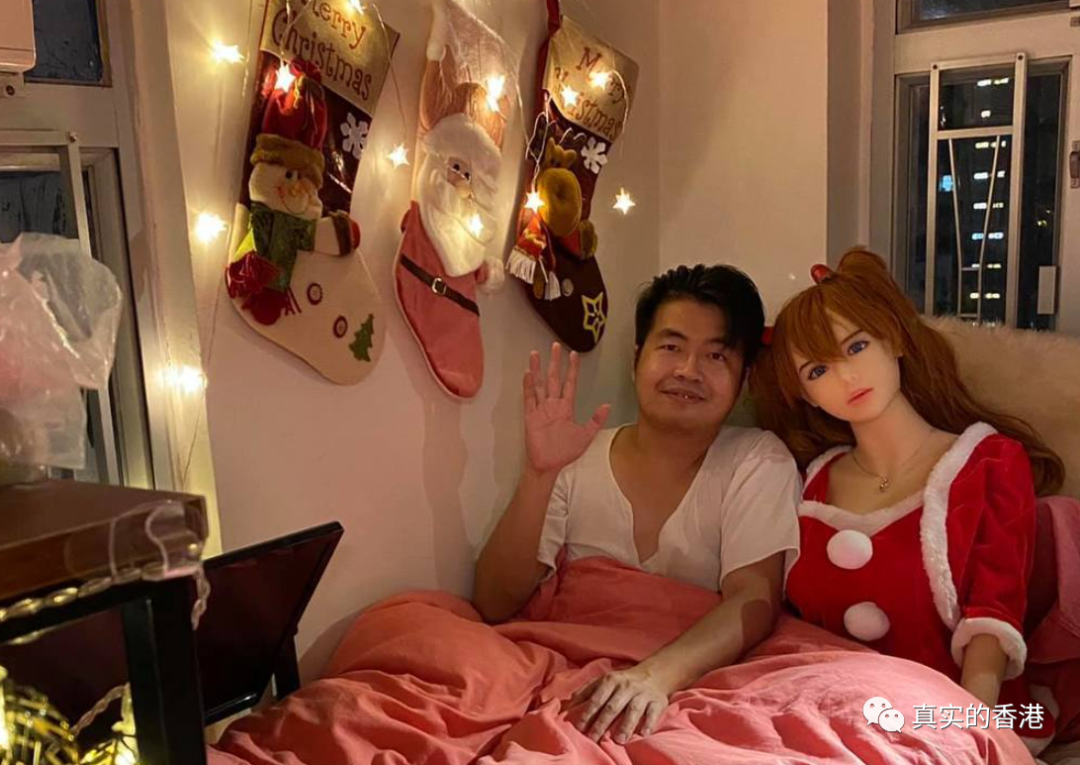 一位恋上明日香人形娃娃的香港男生，他竟然还“结婚”了！（组图） - 2