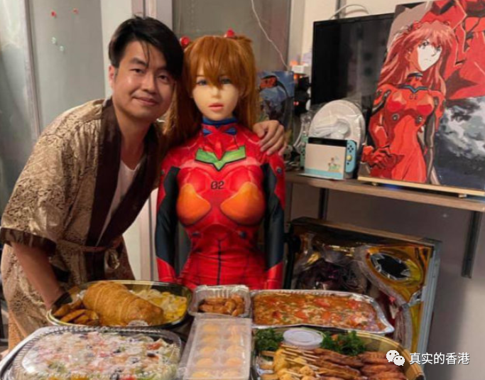一位恋上明日香人形娃娃的香港男生，他竟然还“结婚”了！（组图） - 6