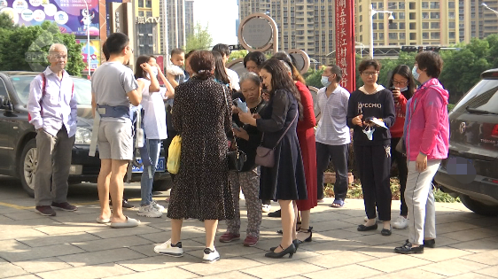 15棟樓爆破之后！隔壁小區墻卻裂了。。。的圖13
