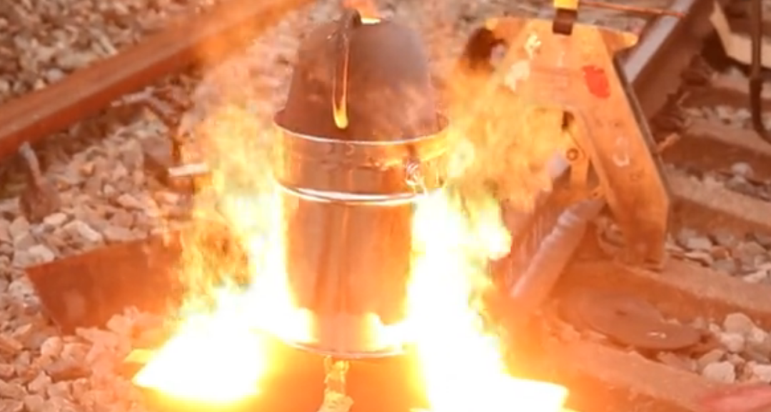 【6/8更新】合围塔克拉玛干沙漠的铁路，千里一根轨，是如何做到的？的图7