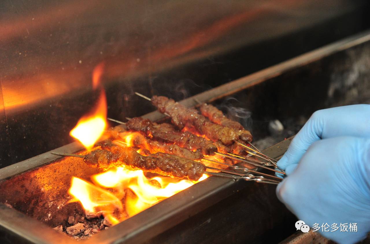 真正 炭烧 和用电炉不同,炭烤才是烧烤的精髓,烤出来的肉特别有炭火气
