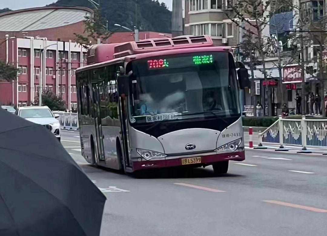 网上流传的一张大连市公交车爆胎照片/图源微博大连还规定,乘客乘坐