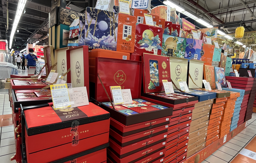 某商超展示的月饼。胡亦心 摄