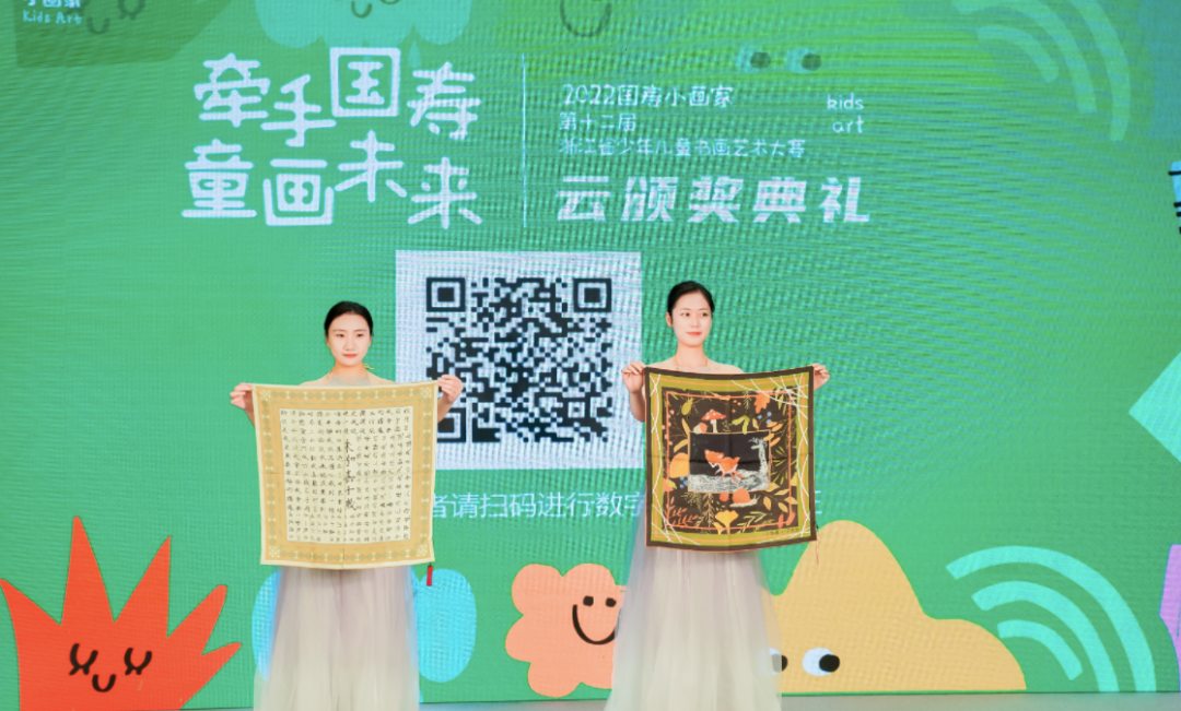 图为孩子的作品呈现于丝巾上