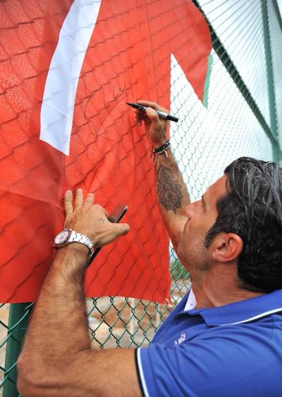 菲戈在球衣上签名