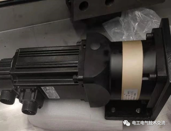 不用按钮，怎样控制电机正反转？的图1