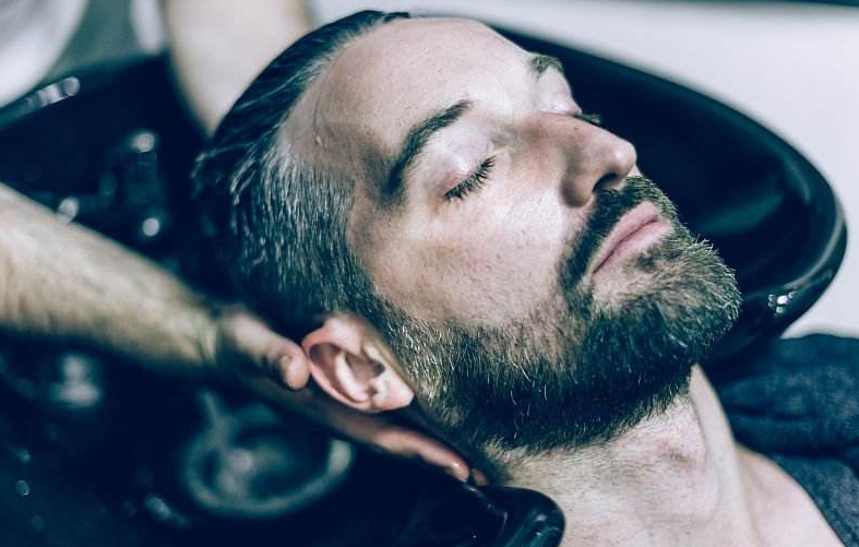 头痒、头皮屑多是怎么回事？总结：一般来说有四个诱因