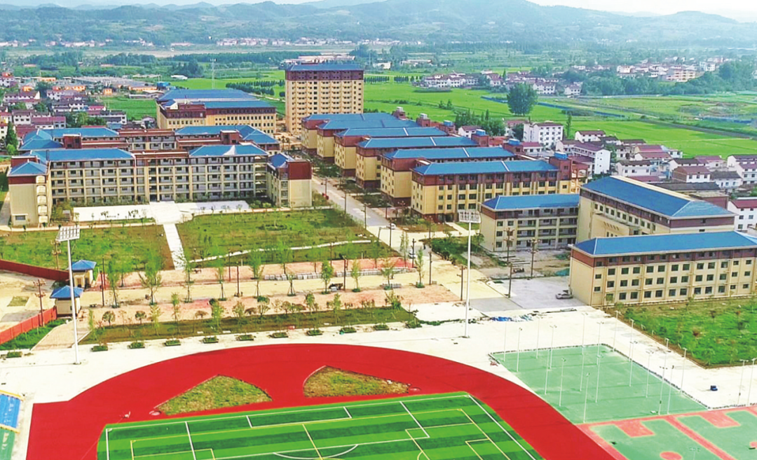 当前位置:>俯瞰洋县中学新校区(苏湘栋68马宏宇68摄)游客在洋县